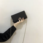 Damen Clutch mit elegantem Klappenverschluss und innovativem Design