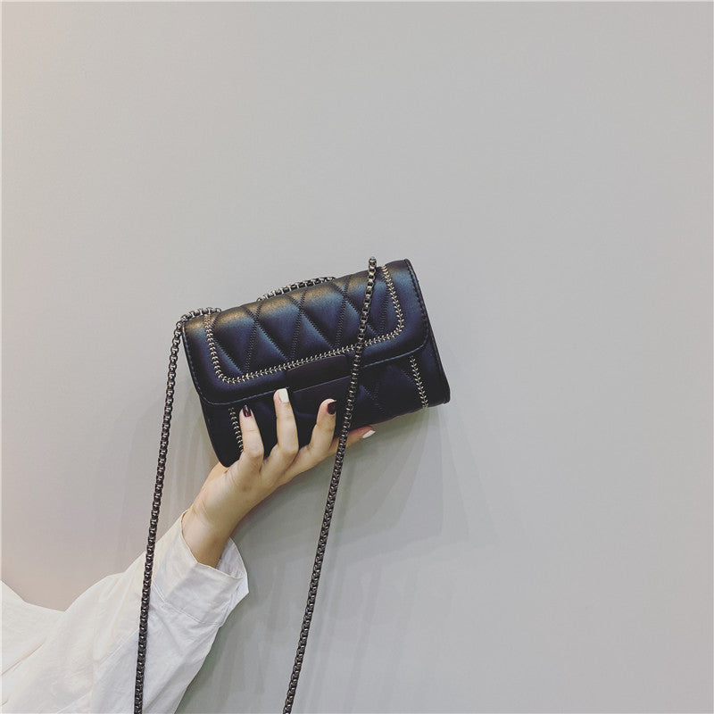 Damentasche mit stylischem gestepptem Design und abnehmbarem Kettenriemen