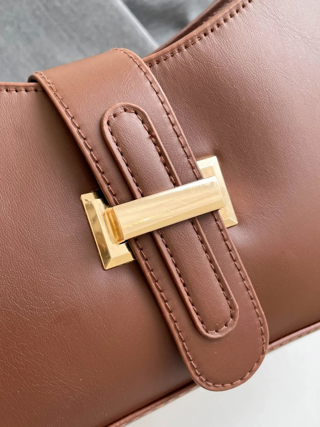 Klassische Schnallen-Schultertasche