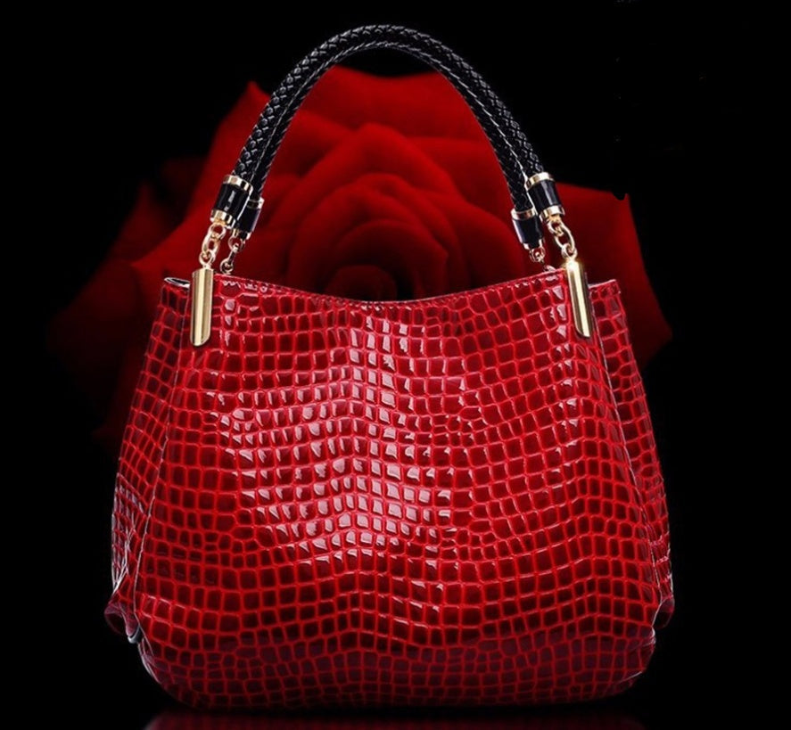 Schultertasche mit Krokodilmuster