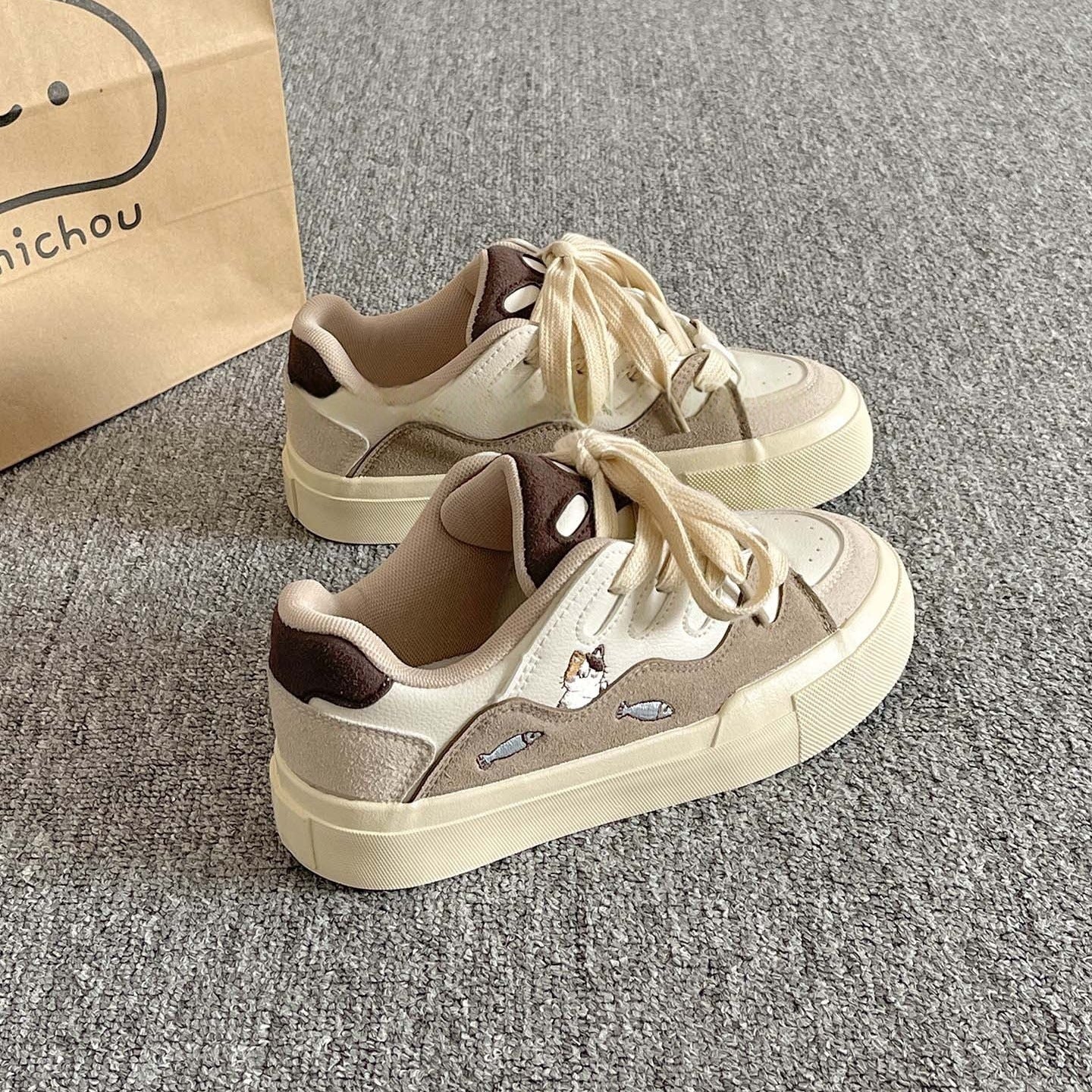 Feminine bequeme Sneakers im verspielten Design