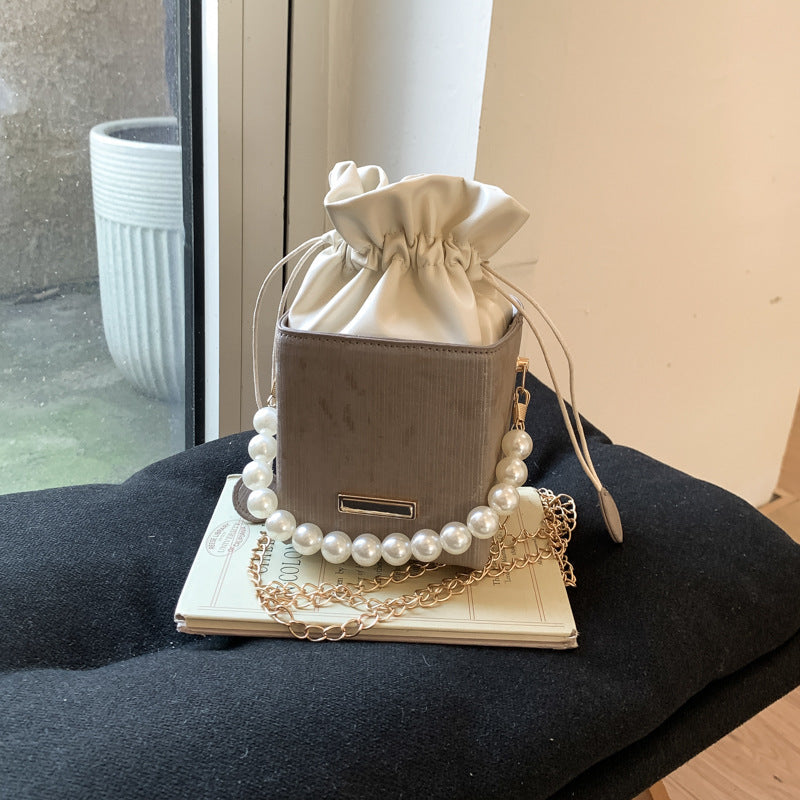 Damen stilvolle Mini-Handtasche mit Kordelzug und Perlenakzent