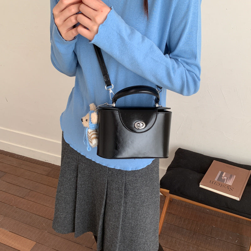 Damen Mini-Handtasche mit süßem Tier-Anhänger