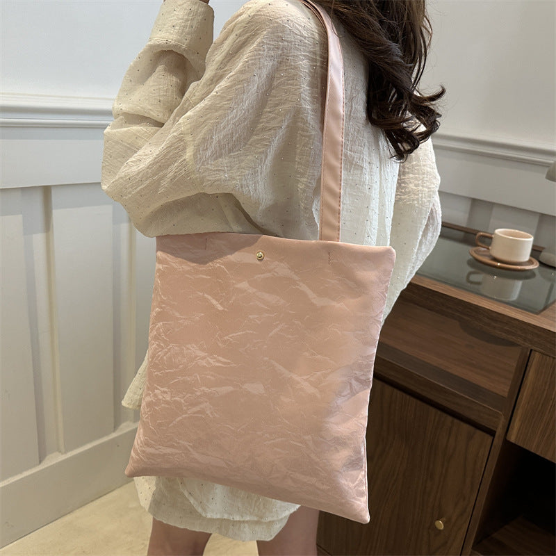 Damentasche aus hochwertigem synthetischem Leder mit einer strukturierten Oberfläche