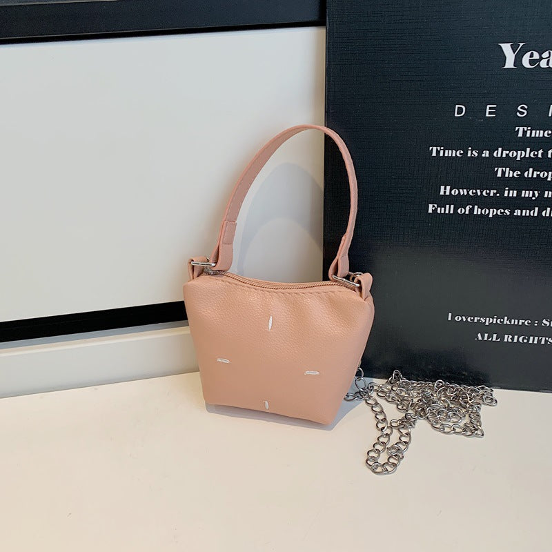 Damen Mini-Handtasche mit glänzender Kette und strukturiertem Obermaterial