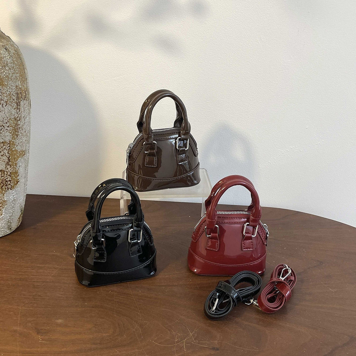 Damen Mini-Handtasche mit glänzender Oberfläche und modischem Reißverschluss