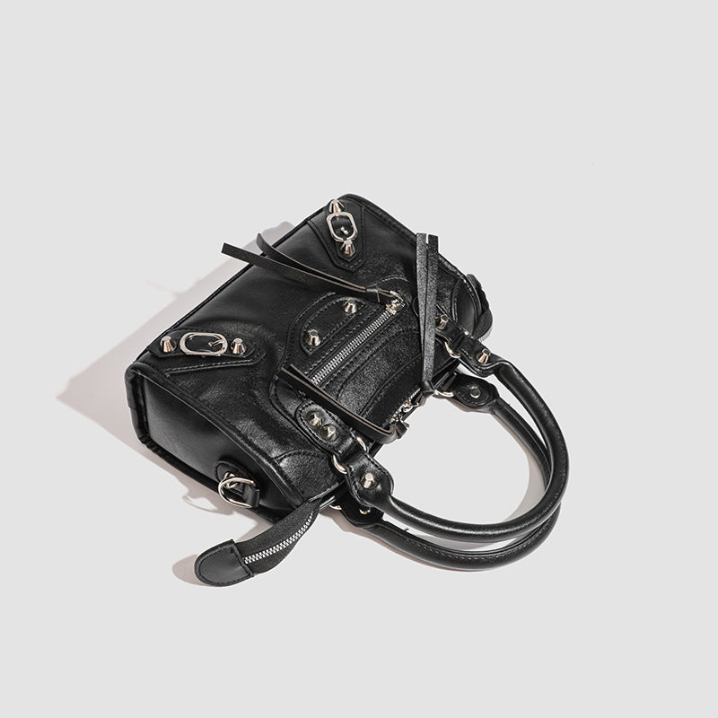 Damen Mini-Handtasche mit dekorativen Metallakzenten und abnehmbarem Schulterriemen