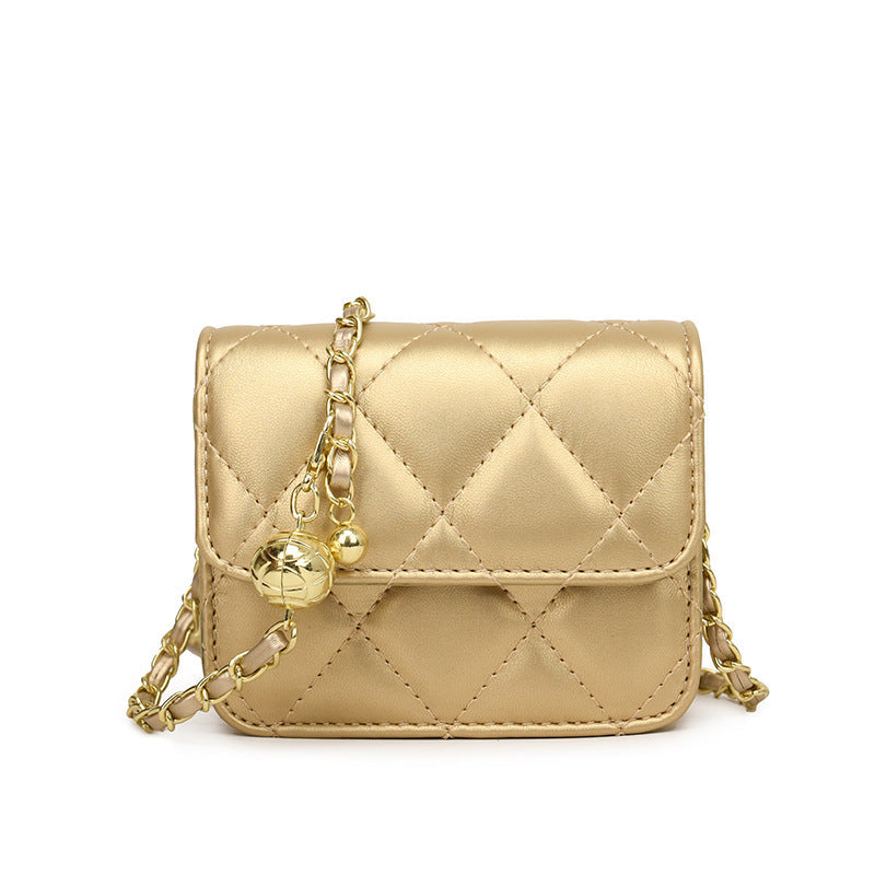 Damen Mini-Umhängetasche mit glänzender Kette und charmantem Anhänger