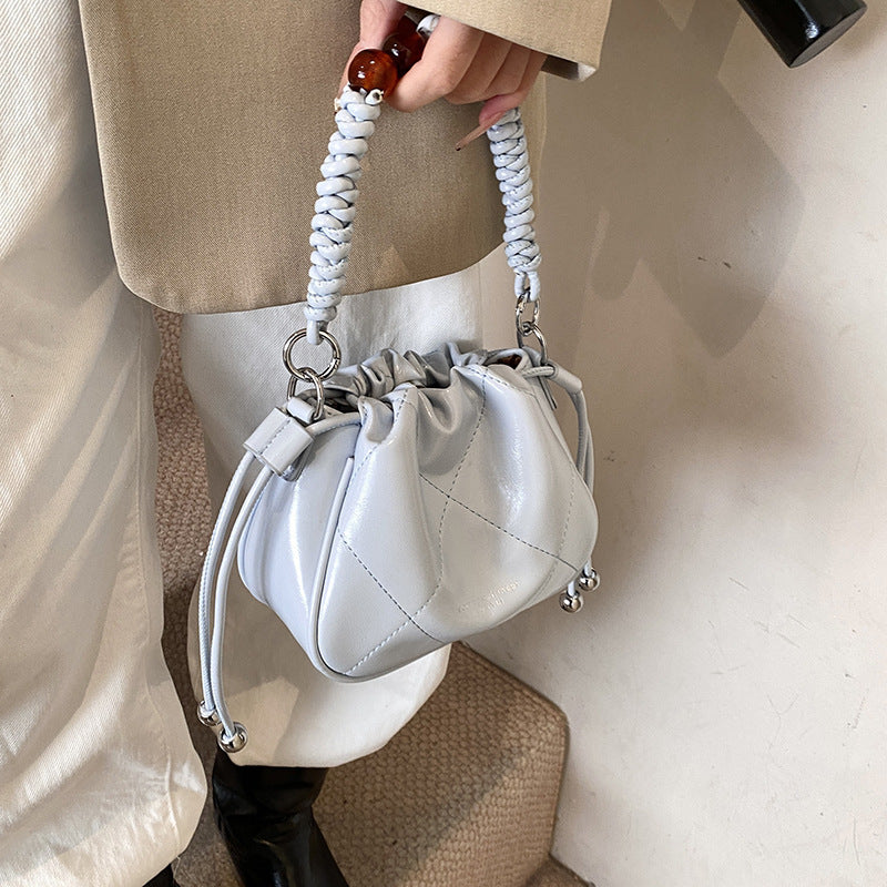 Damen Mini Schultertasche mit dekorativem Kettenriemen und trendigem Anhänger