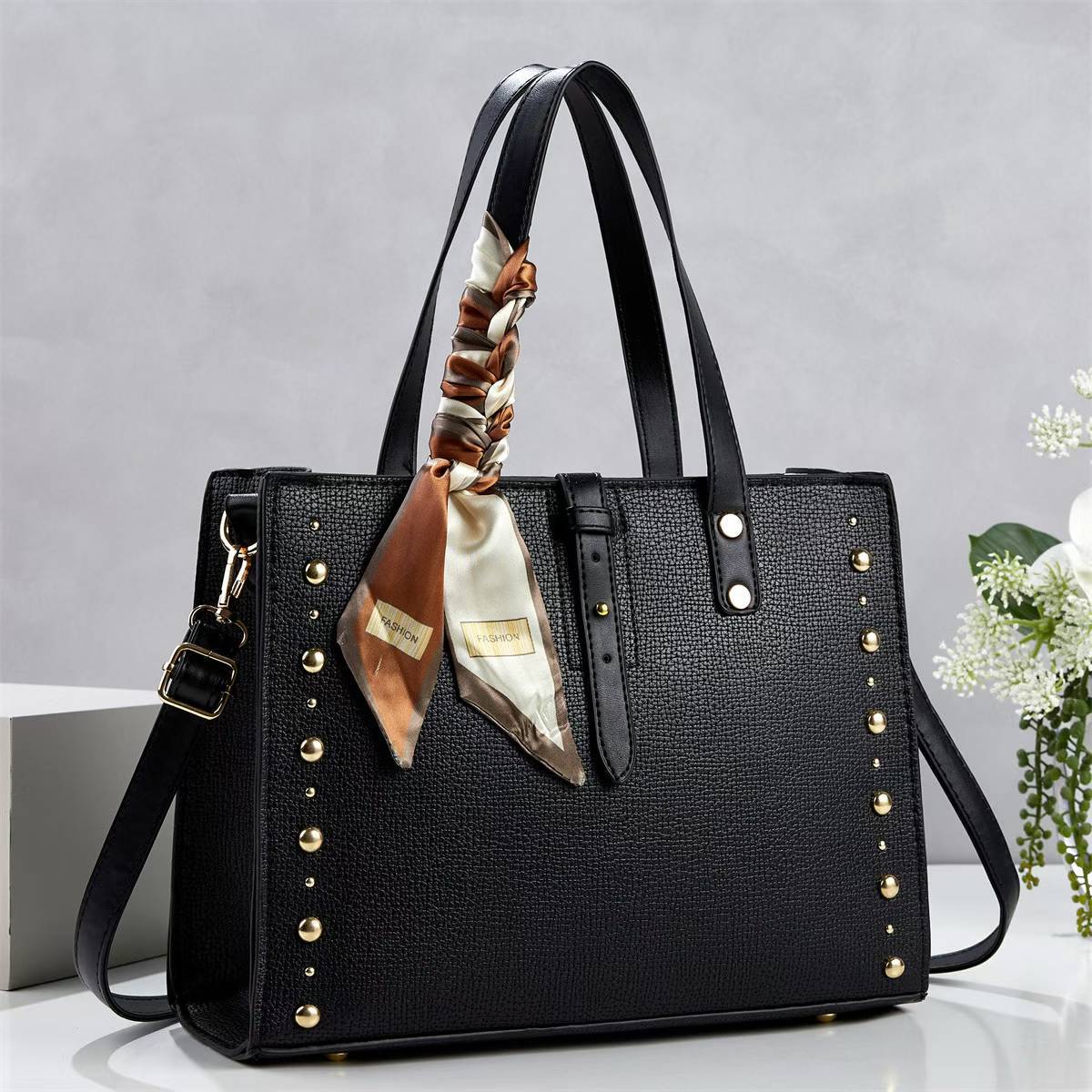 Damen elegante Tragetasche mit goldenen Nieten und modischem Schal