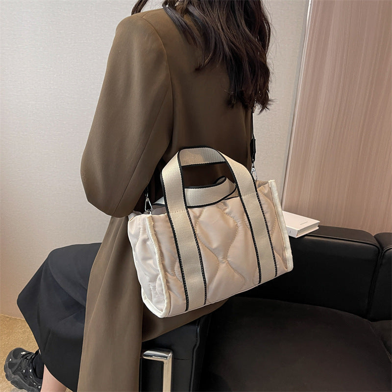 Praktische Schultertasche für Damen mit strukturierten Details