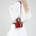 Damen Mini-Handtasche mit eleganter glänzender Oberfläche und abnehmbarem Schultergurt