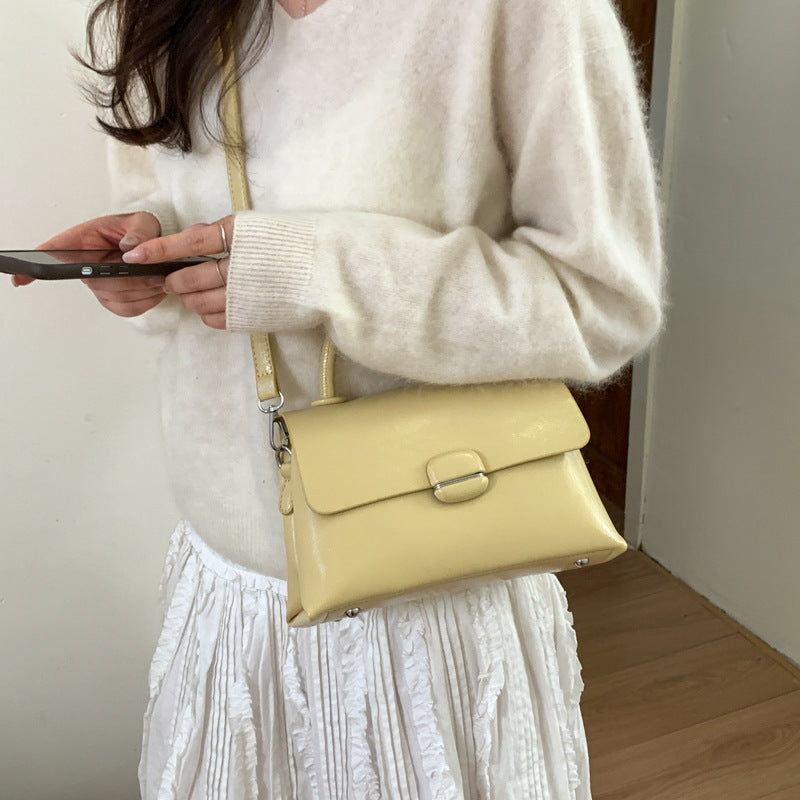 Damentasche mit strukturiertem Design und eleganter Verschluss
