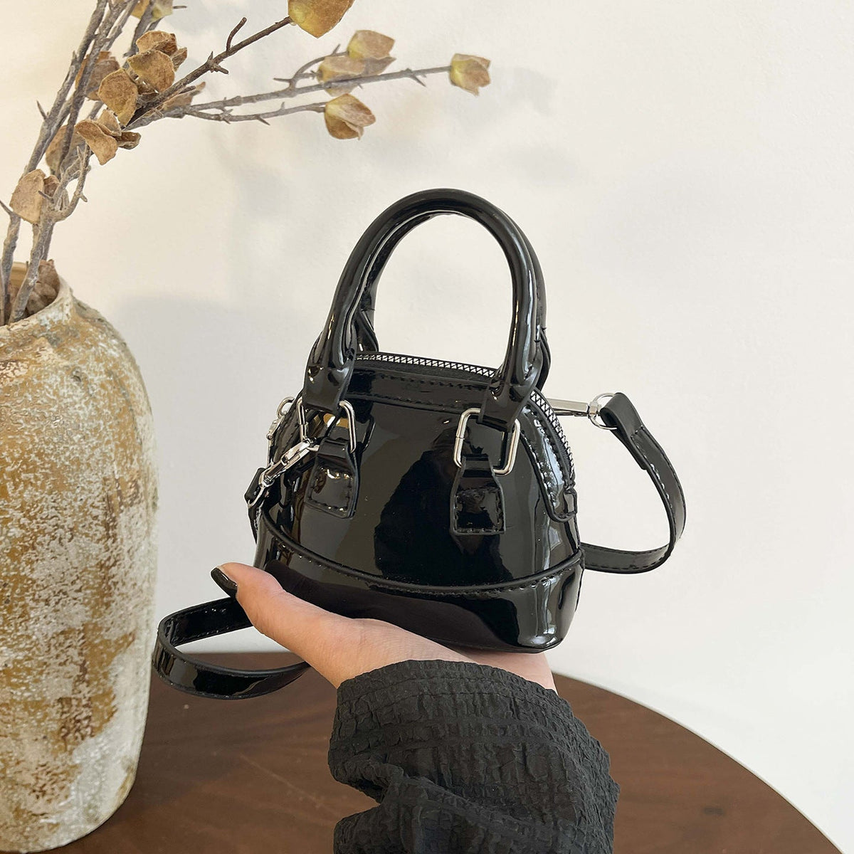Damen Mini-Handtasche mit glänzender Oberfläche und modischem Reißverschluss