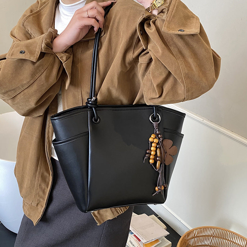 Damen praktische Schultertasche mit charmanten Applikationen