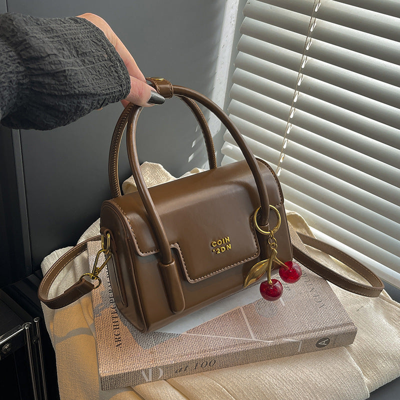Damen Mini-Handtasche mit eleganter Struktur und charmantem Anhänger
