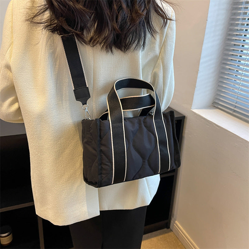 Praktische Schultertasche für Damen mit strukturierten Details