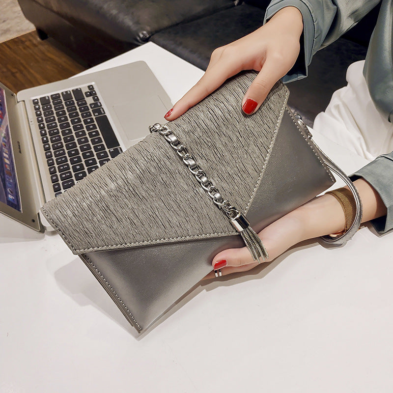 Damen-Clutch mit stylischer Kettenakzent