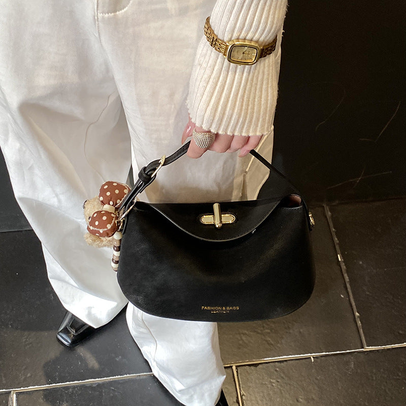 Damen Schultertasche mit dekorativem Anhänger