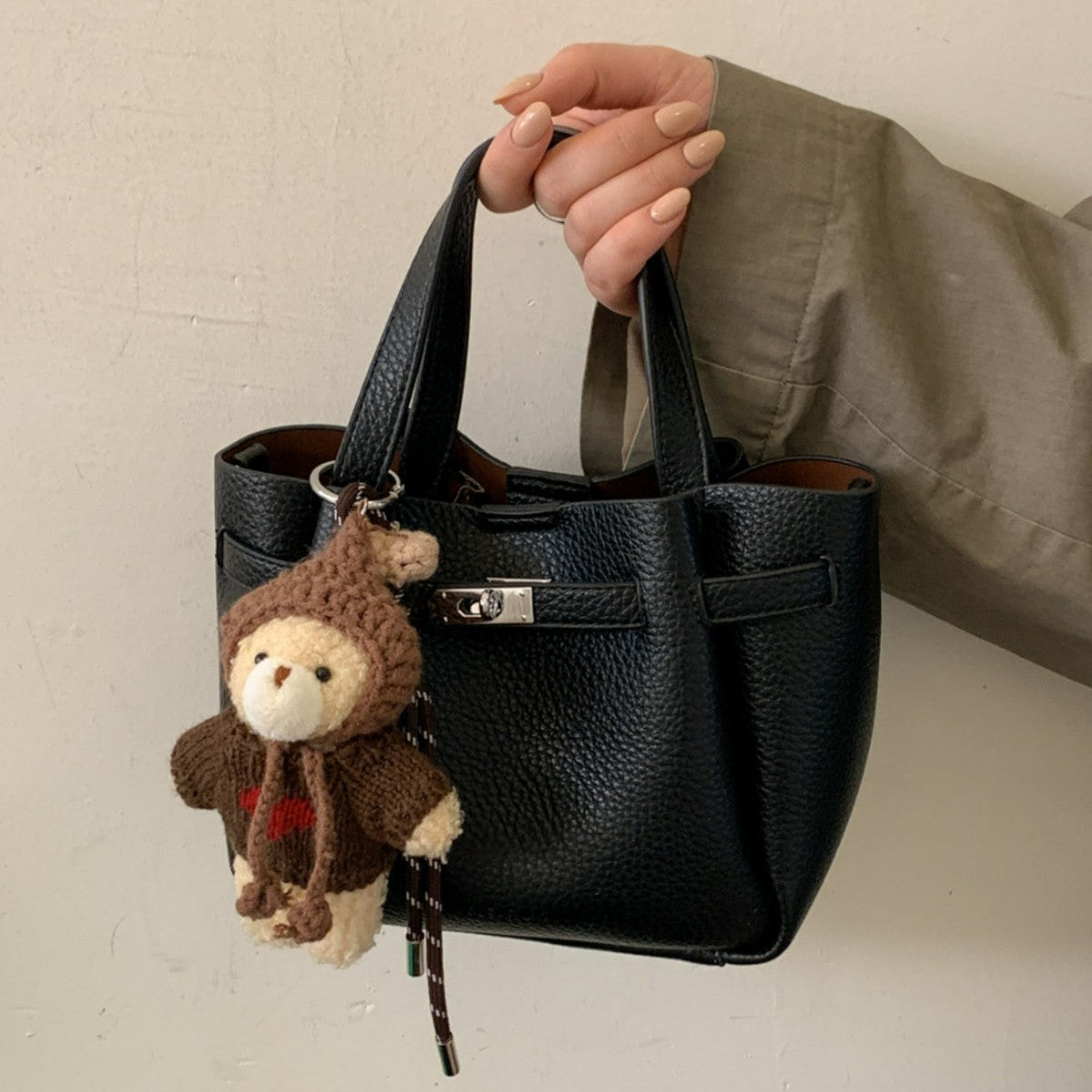Damen Mini-Handtasche mit süßem Plüsch-Anhänger