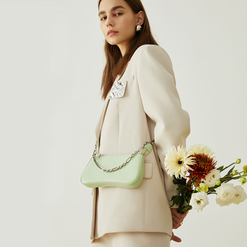 Damen elegante Schultertasche mit Kettenakzent