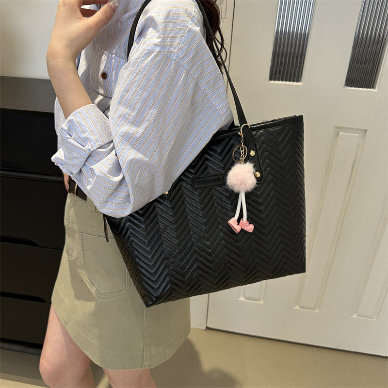 Damen Freizeit Tote Bag mit strukturiertem Wellenmuster und charmantem Anhänger