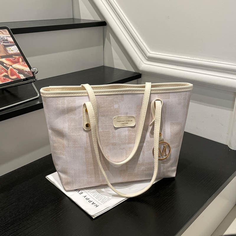 Damentasche mit stylischem Design, strukturiertem Muster und eleganten Details