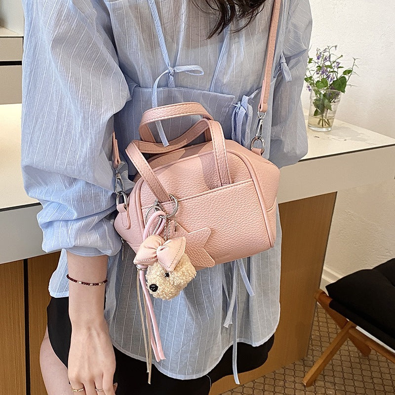 Damen Mini-Tasche mit dekorativem Anhänger