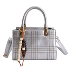 Damen Mini-Handtasche mit eleganter Struktur und goldenen Akzenten