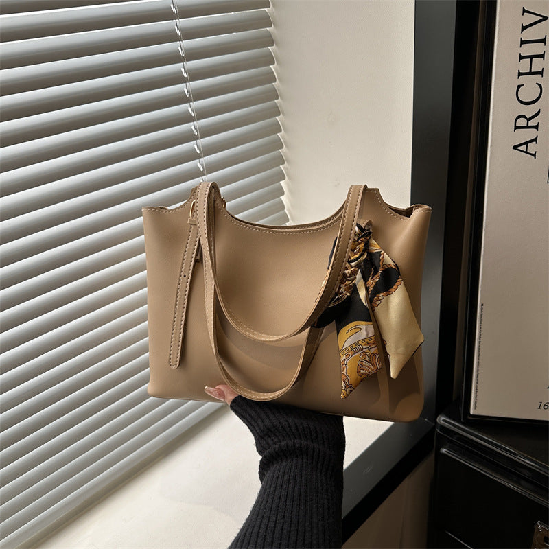 Damen elegante Tote-Bag mit feinem Tragegurt und modischen Accessoires