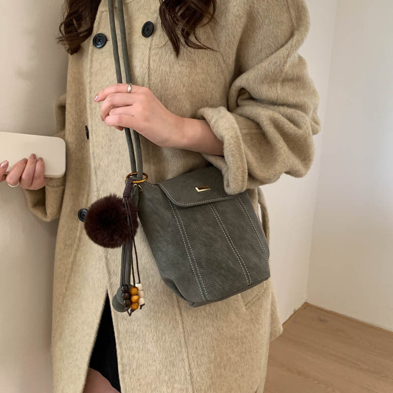 Damen modische Umhängetasche mit flauschigem Anhänger