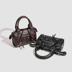 Damen Mini-Handtasche mit dekorativen Metallakzenten und abnehmbarem Schulterriemen