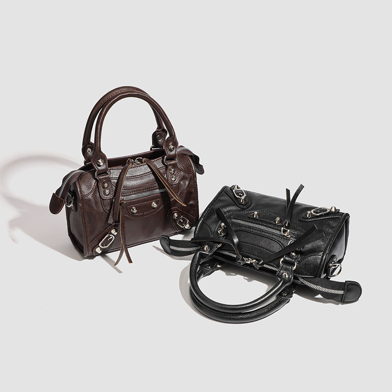 Damen Mini-Handtasche mit dekorativen Metallakzenten und abnehmbarem Schulterriemen
