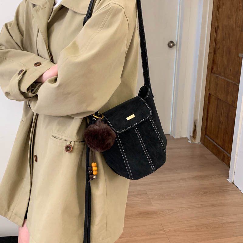 Damen modische Umhängetasche mit flauschigem Anhänger