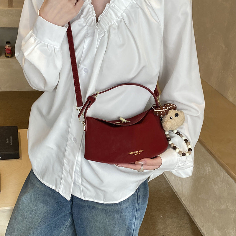 Damen Schultertasche mit dekorativem Anhänger