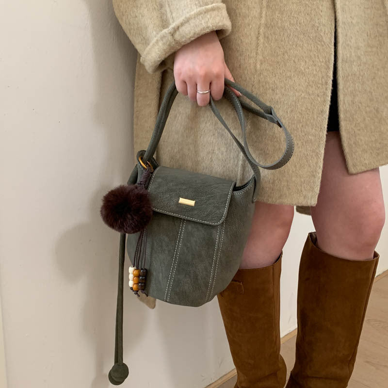 Damen modische Umhängetasche mit flauschigem Anhänger