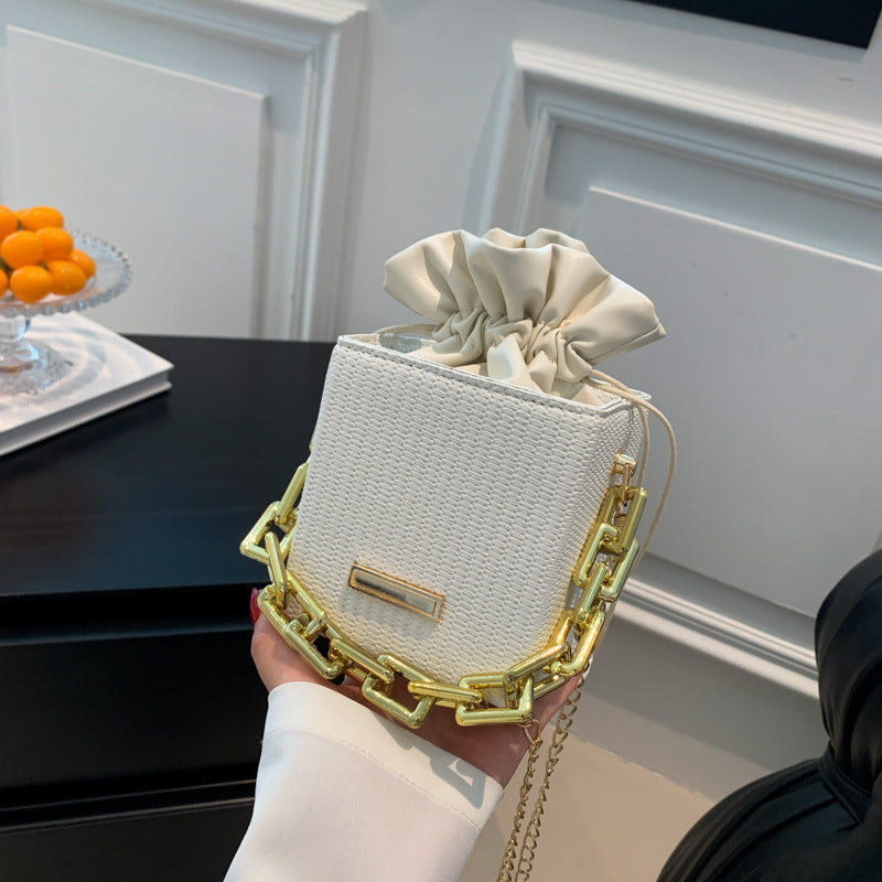 Damen Mini-Handtasche mit einzigartigem Kettenverzierung und klassischem Kordelzug