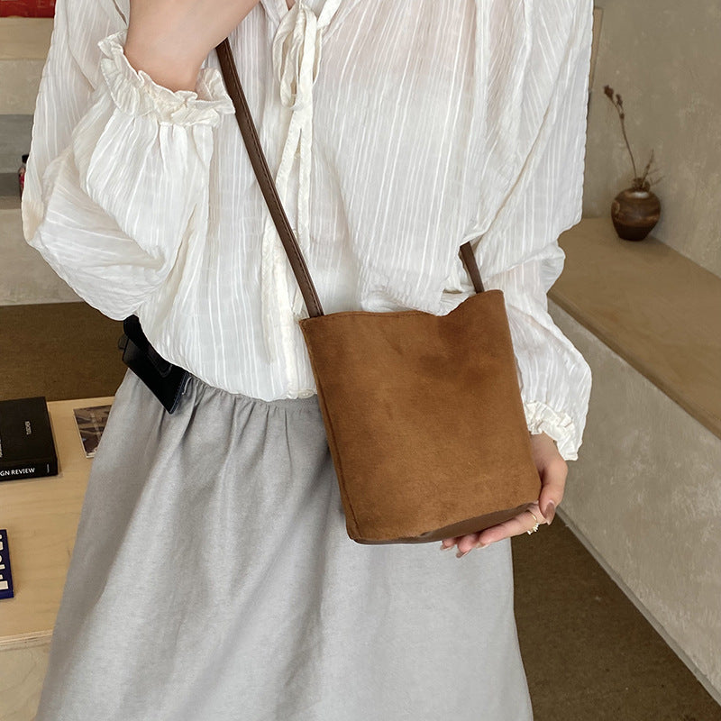 Damen Mini-Tasche aus weichem Wildleder mit verstellbarem Schultergurt