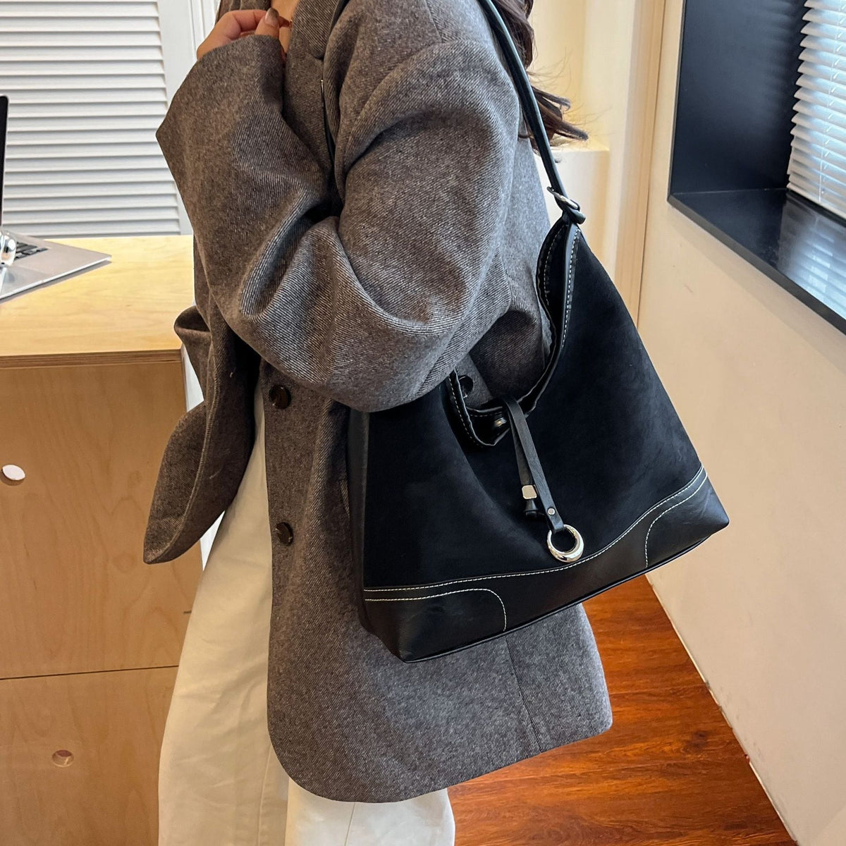 Elegante Tote-Bag für Damen mit authentischen Wildleder-Elementen