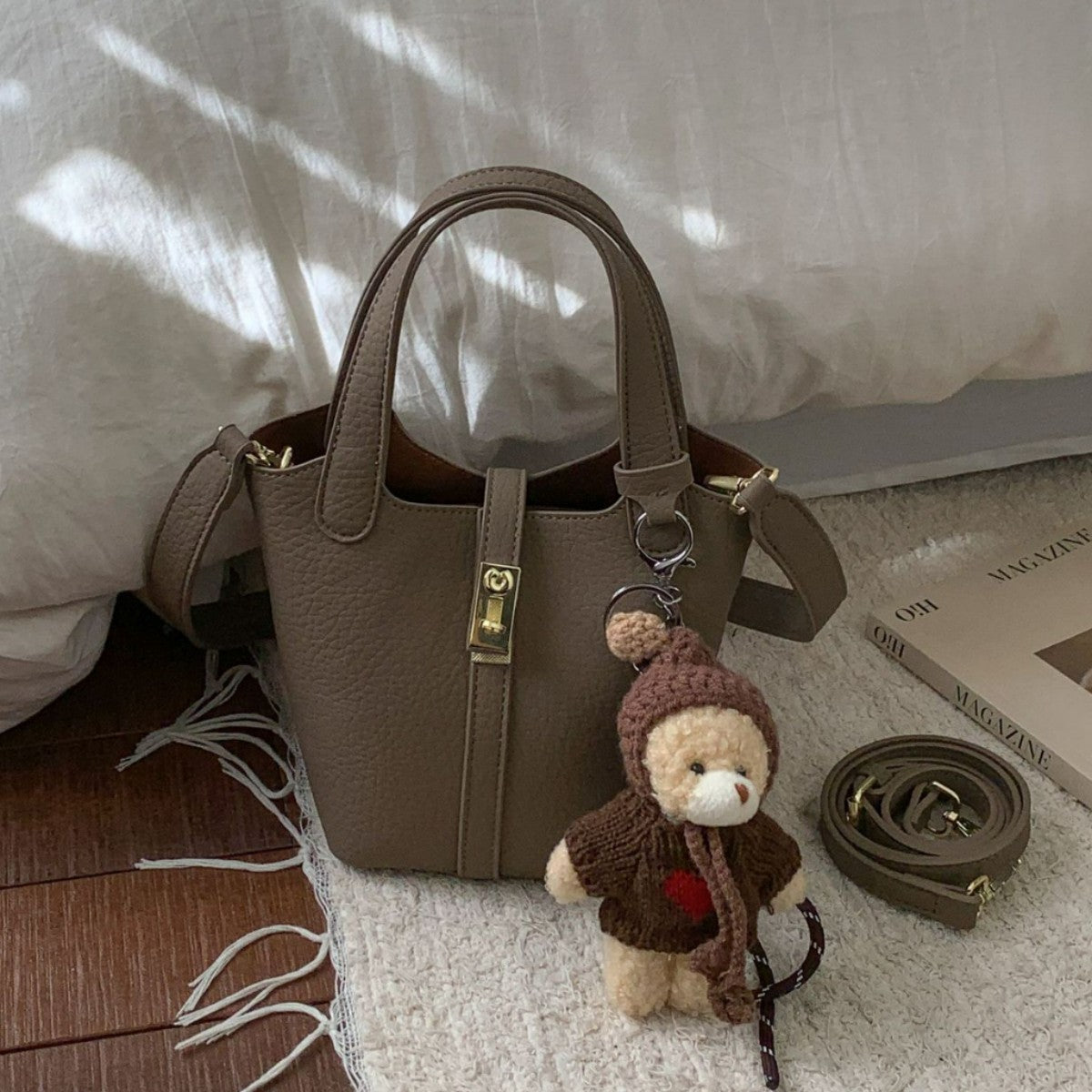 Damen Mini-Handtasche mit verspieltem Tieranhänger