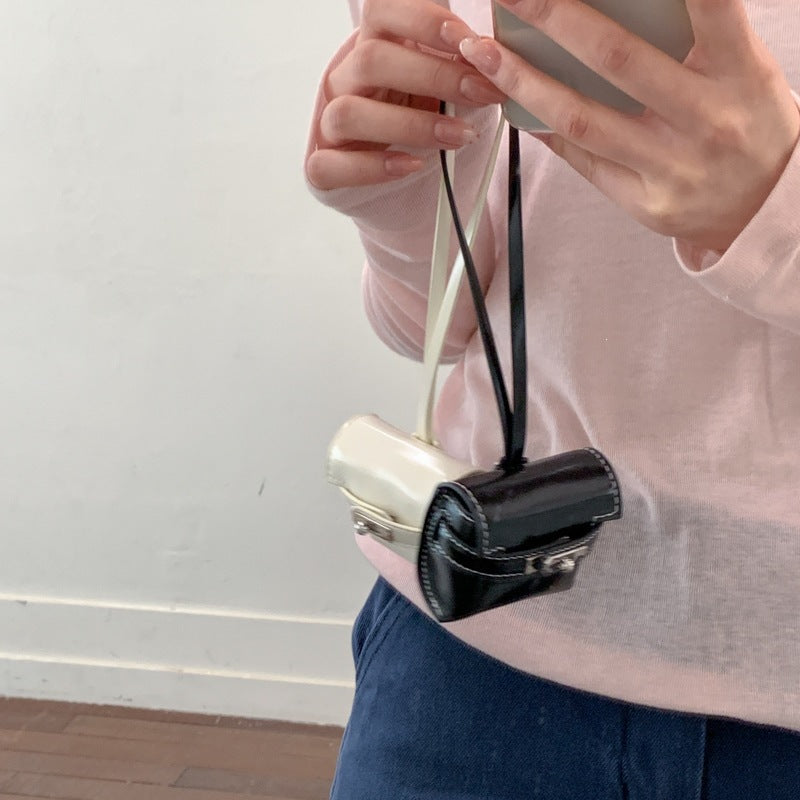 Damen Mini-Handtasche aus hochwertigem Kunstleder mit verspieltem Verschluss