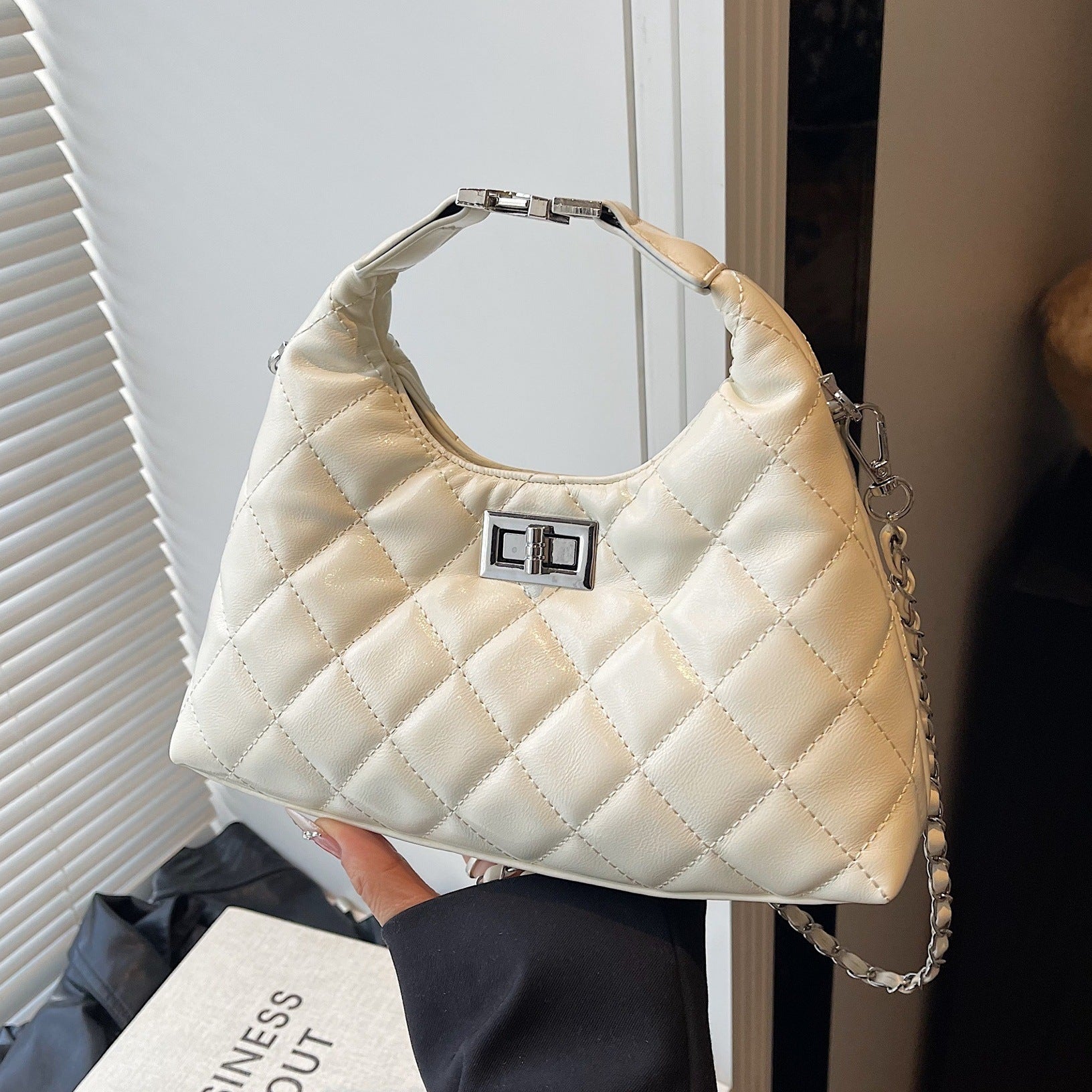 Damen Mini-Handtasche mit elegantem gestepptem Design und schickem Kettenverschluss