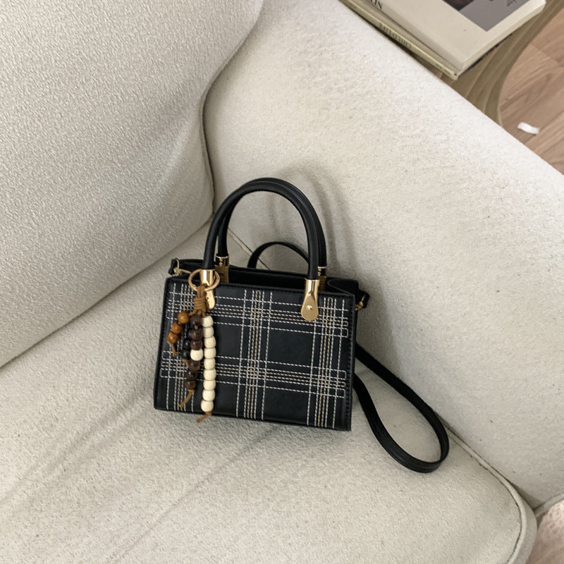 Damen Mini-Handtasche mit eleganter Struktur und goldenen Akzenten
