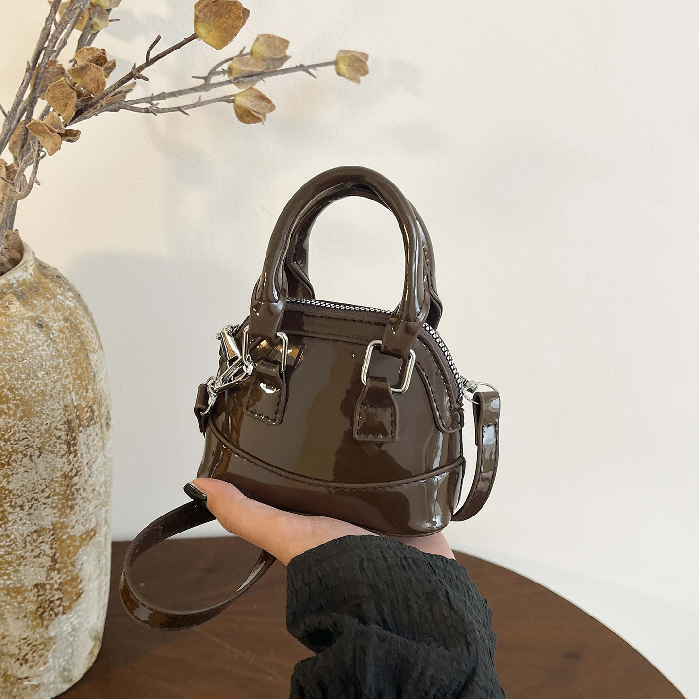 Damen Mini-Handtasche mit glänzender Oberfläche und modischem Reißverschluss