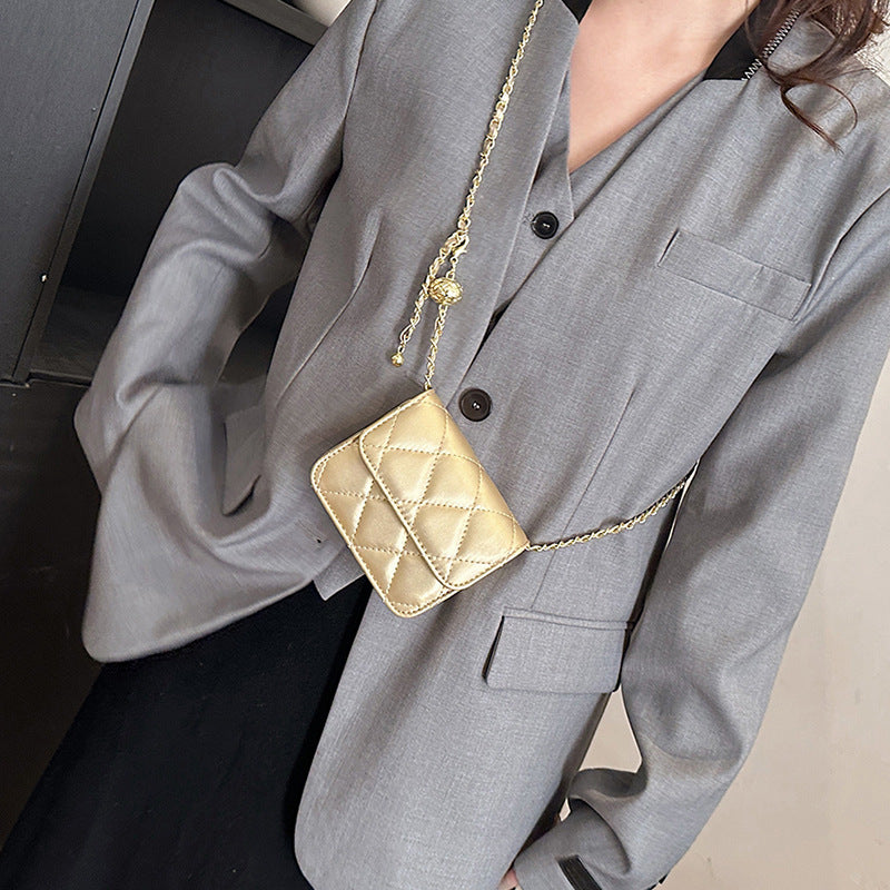 Damen Mini Umhängetasche mit glänzender Kette und charmantem Anhänger