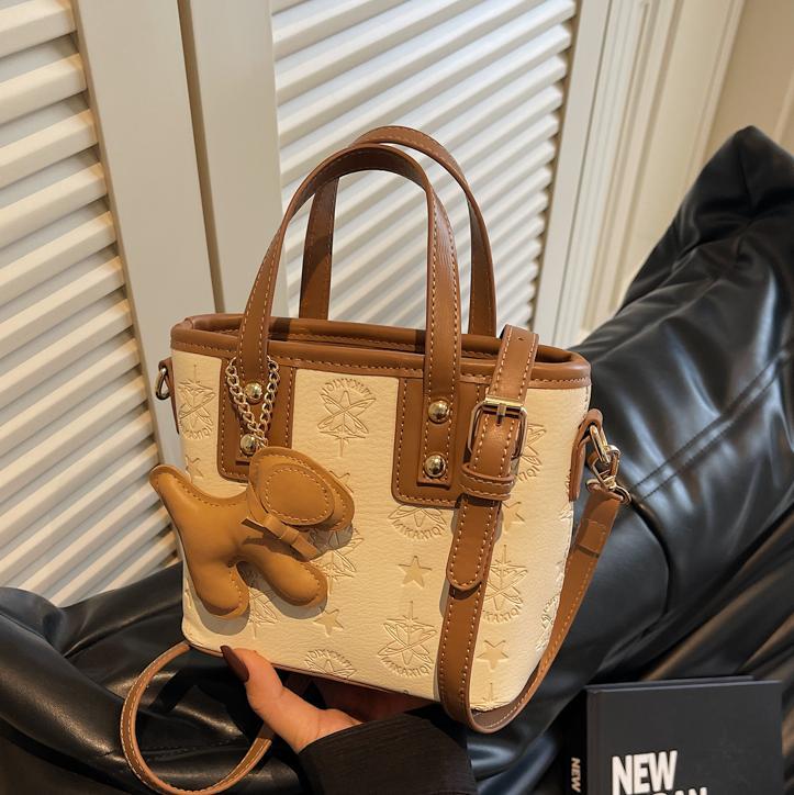 Damen Mini-Handtasche mit verspieltem Anhänger