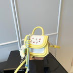 Damen Mini-Handtasche mit fröhlichem Kirschdesign und charmanten Anhängern