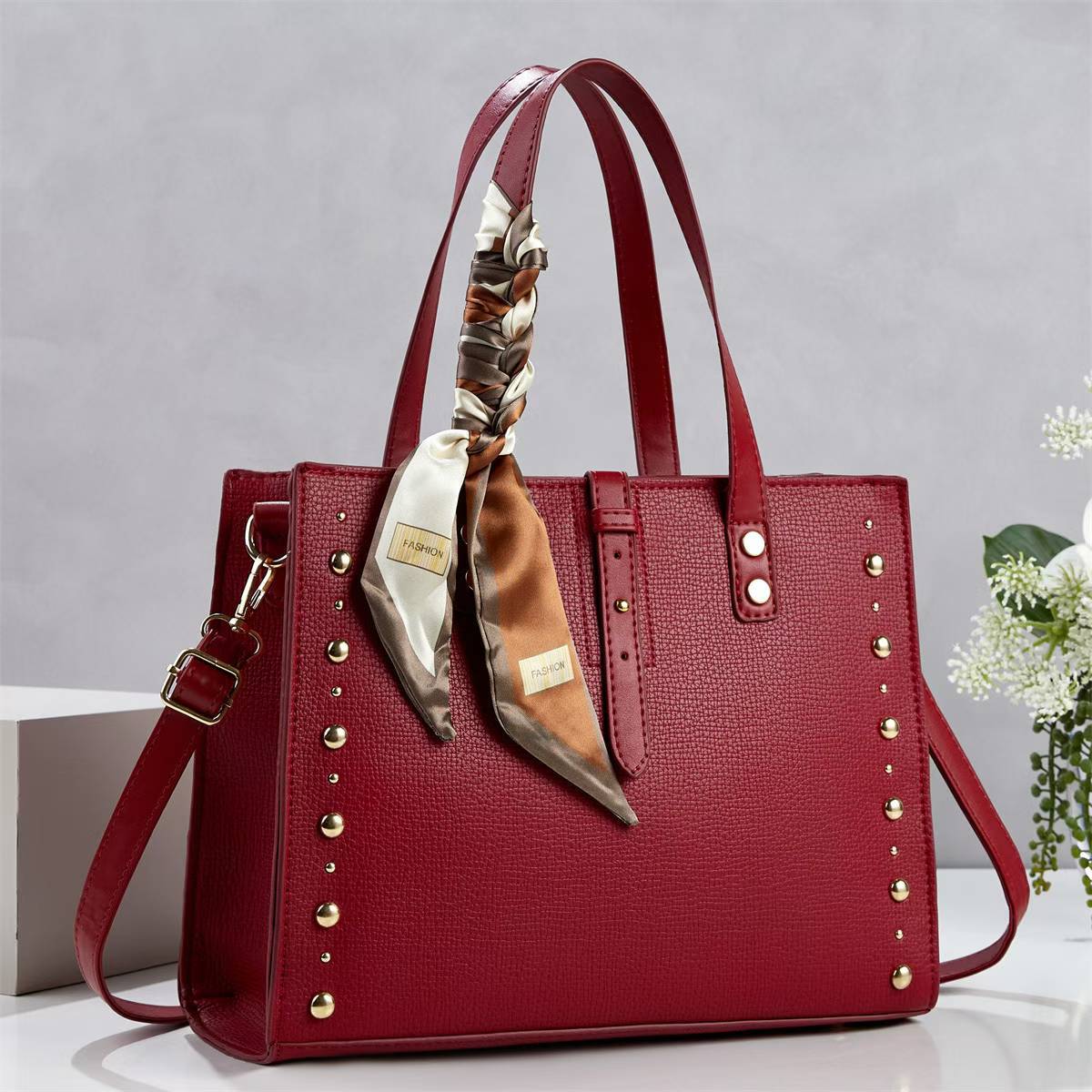 Damen elegante Tragetasche mit goldenen Nieten und modischem Schal