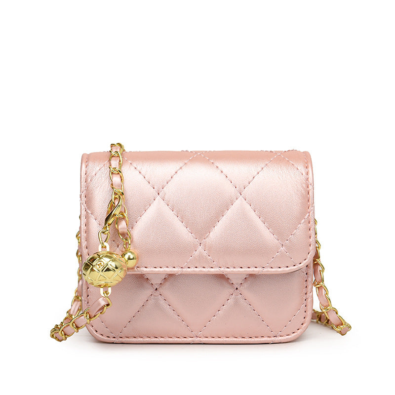 Damen Mini-Umhängetasche mit glänzender Kette und charmantem Anhänger