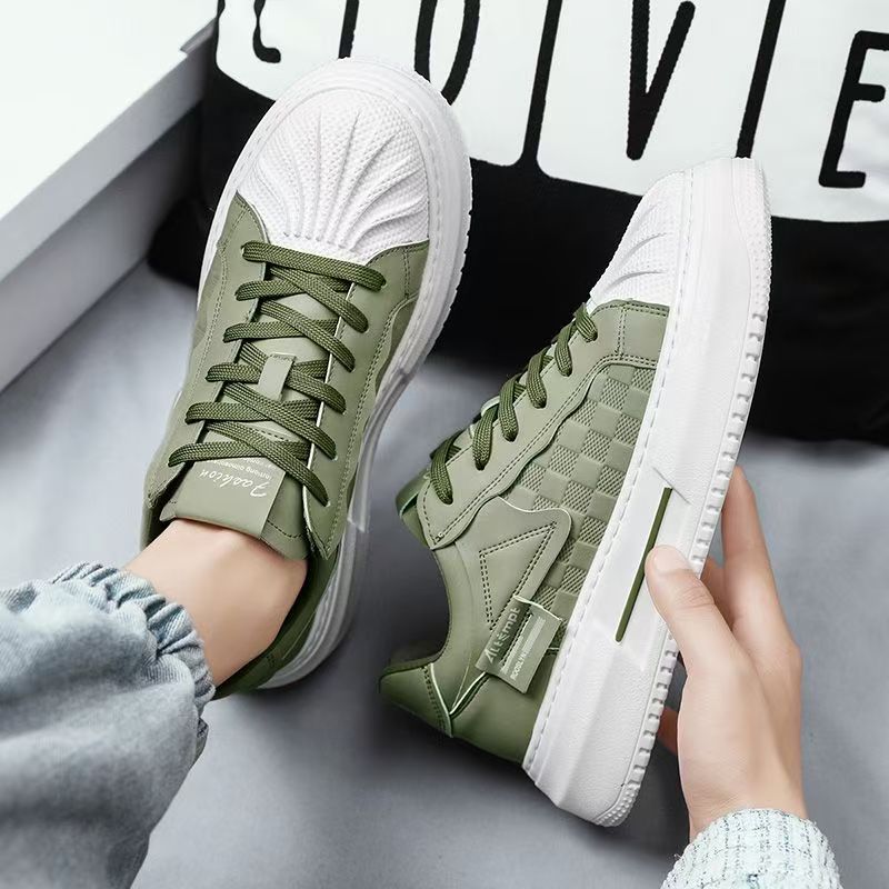 Moderne Plattform-Sneaker für Frauen mit einem modernen Karomuster und bequemer Polsterung